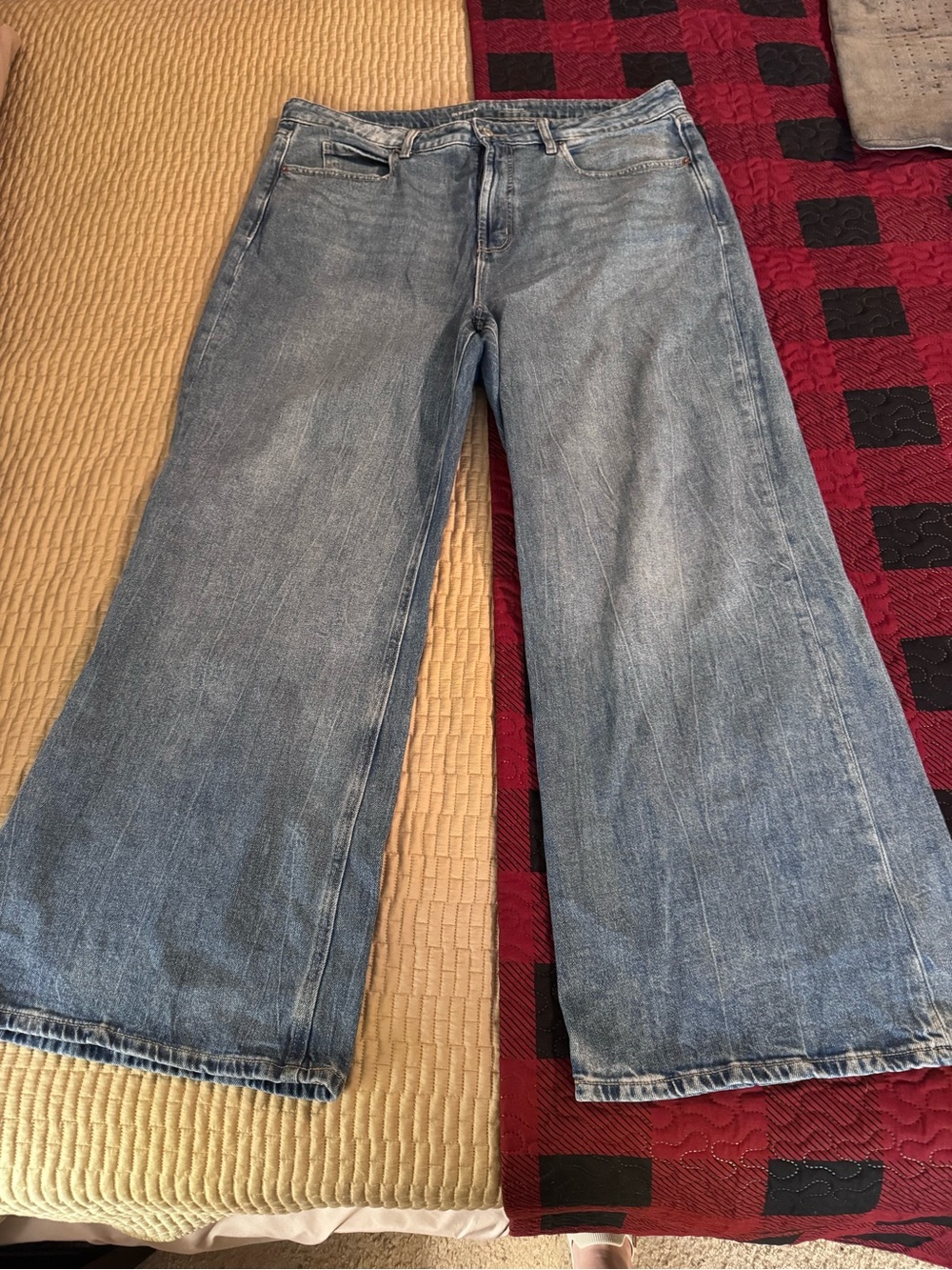 Old Navy Women's Wide-Leg Jeans in Light Blue Wash